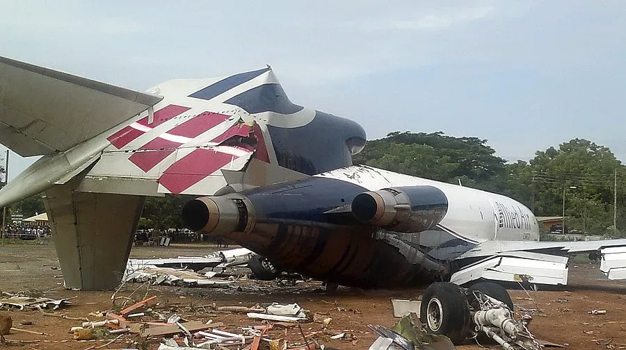 Самолет уби 10 пътници в автобус