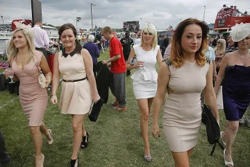 Секси дами и коне за юбилея на Елизабет II