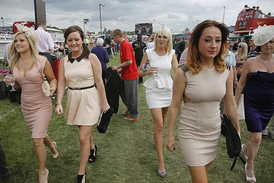 Секси дами и коне за юбилея на Елизабет II