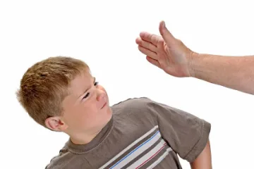 Родител преби учител, шамаросал сина му