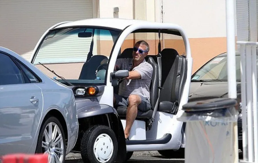 Абрамович пърпори с електромобил 