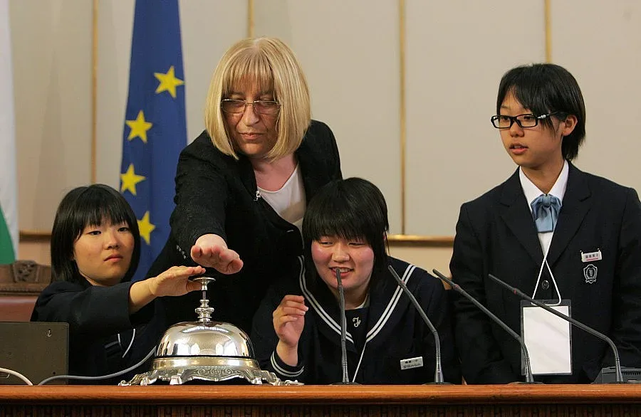 Цачева посрещна япончета в Парламента