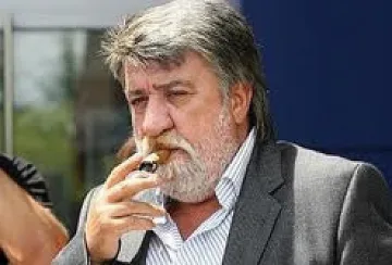 Вежди се измъчва с цигара на тротоара