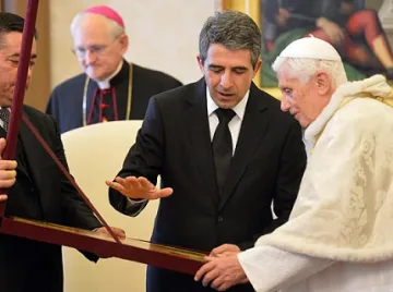 Помагат на Плевнелиев да избира даровете си