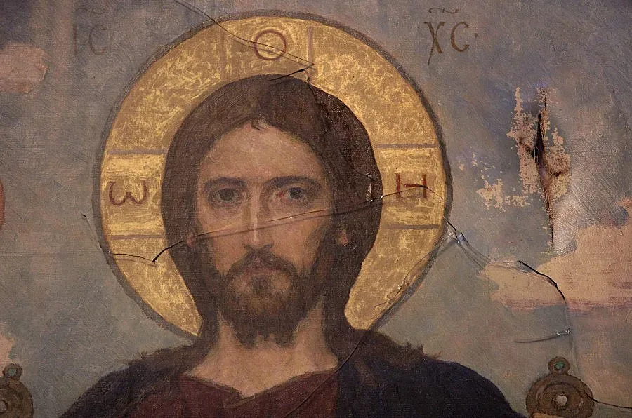 Дарител сменя стъклото на поругания Христос в "Св. Ал. Невски"