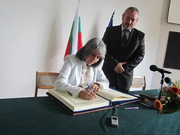 Маргарита Попова слуша лекция на Борис Велчев