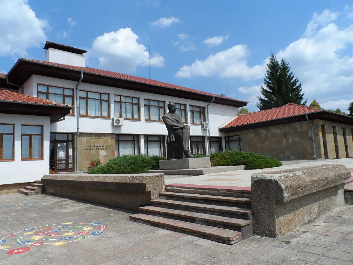 Паника! В родното село на Елин Пелин се изпокриха от взрива