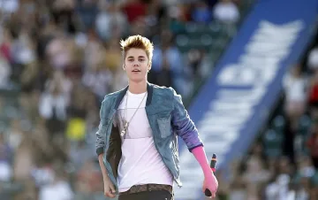 Джъстин Бийбър си счупи главата в стъклена врата