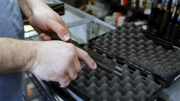 Полицай се гръмна докато си чисти пищова