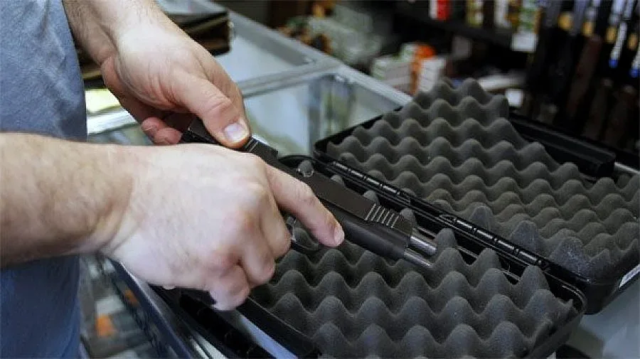 Полицай се гръмна докато си чисти пищова