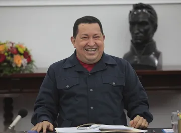 Уго Чавес раздава къщи на фенове