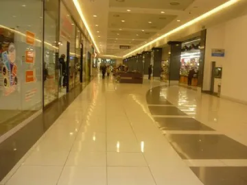 Спипаха 16-годишна крадла, отарашила 6 магазина в МОЛ за ден