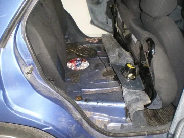 22400 къса сръбски цигари спипани в тайници на "Форд"