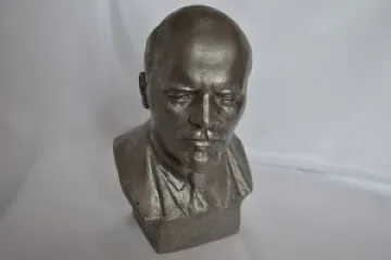 Крадец задигна бюст на Ленин и домашна ракия