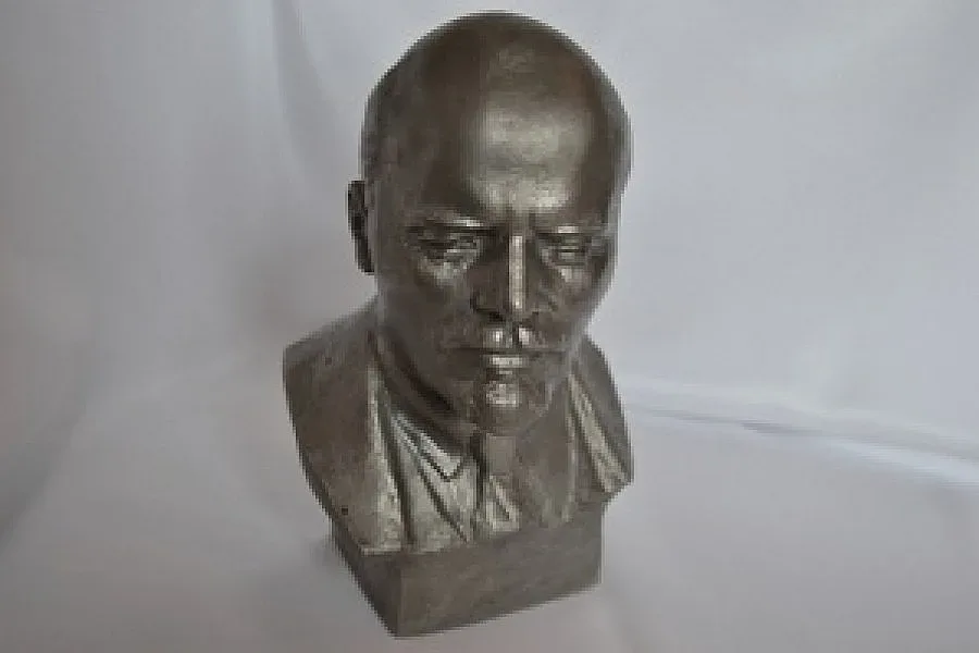 Крадец задигна бюст на Ленин и домашна ракия