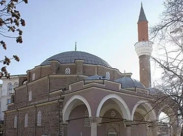 Ремонтират джамията в София след труса