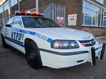 Психо замерва полицаи с парчета от плътта си