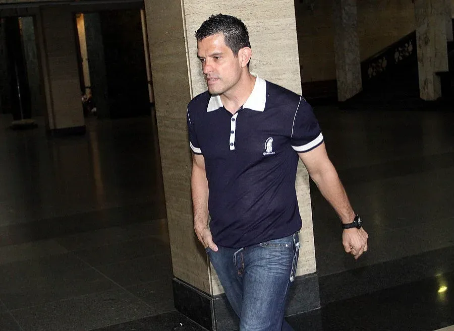 Търсят къртицата на Брендо сред петима 