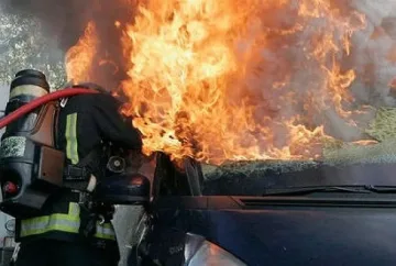 Подпалиха колата на юристката на Царево