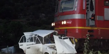 Влак влачи 150 м автомобил, шофьорът загина