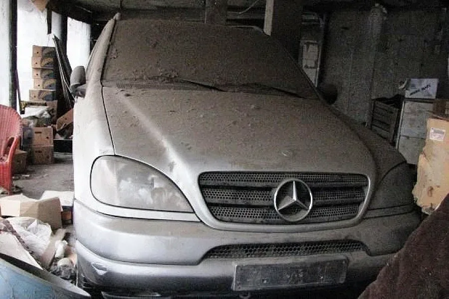 Клошари и наркомани разграбват хотела на Ванко 1