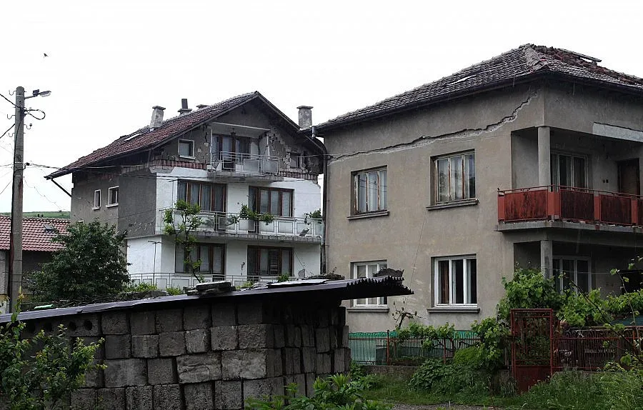 Евакуираха фирмите в Перник, хората хукнаха за успокоителни