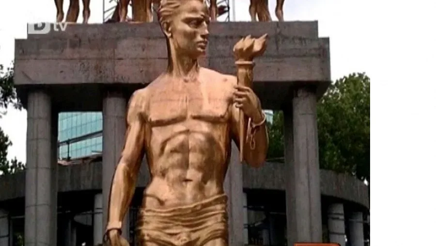 Обуха с гащи скопския Прометей