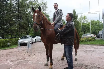 Веско Топалов яхна кон пред "Банкя Палас"