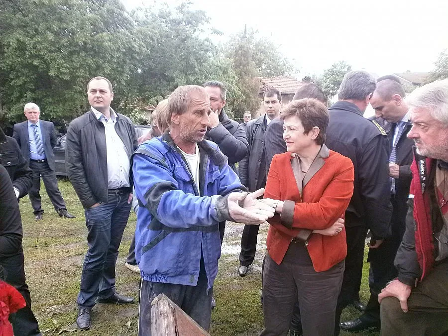 Пращат фадроми в епицентъра на труса