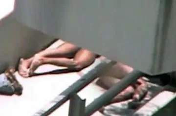 Гол канибал яде мъж на улицата