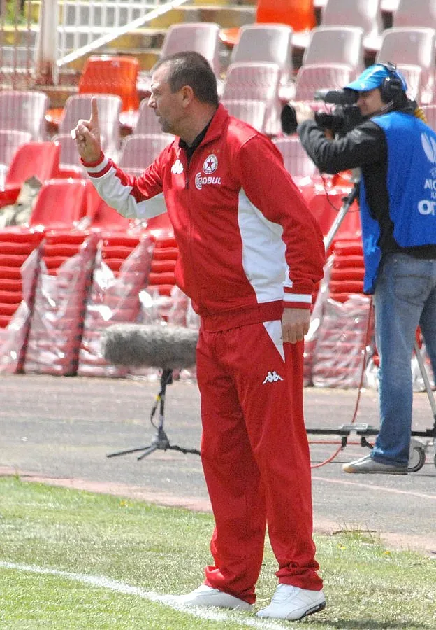 Стойчо Младенов влезе в болница заради аритмия