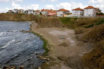 НАП продава два имота до Синеморец