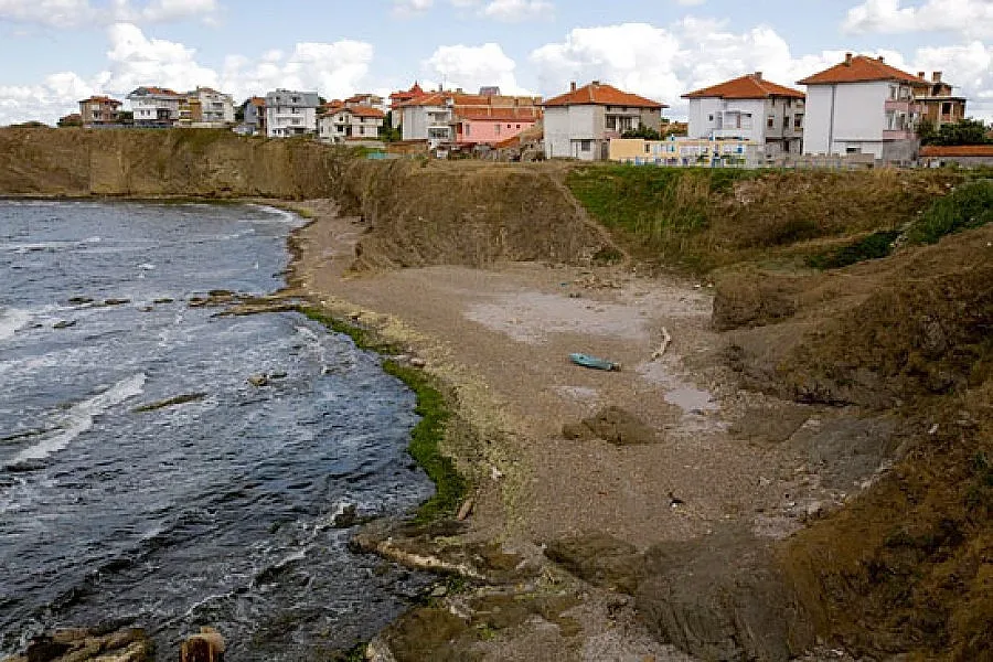 НАП продава два имота до Синеморец