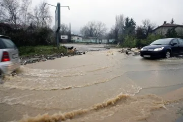 Къща се срути под напора на дъжда