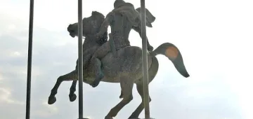 30-метрова Майка Тереза никне в Скопие