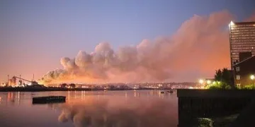 Пожар в химически завод изплаши Лондон