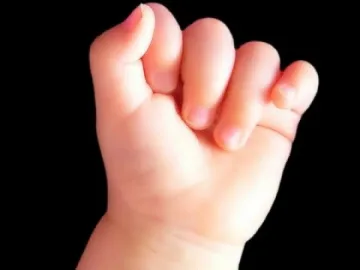 Бебе се задуши с хумана, докато родителите купонясват
