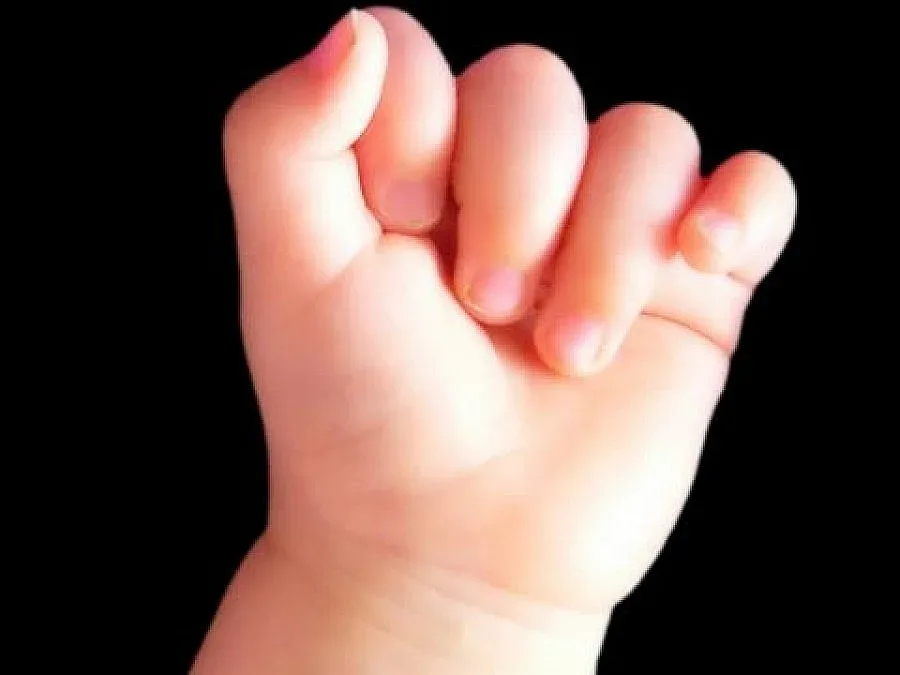 Бебе се задуши с хумана, докато родителите купонясват