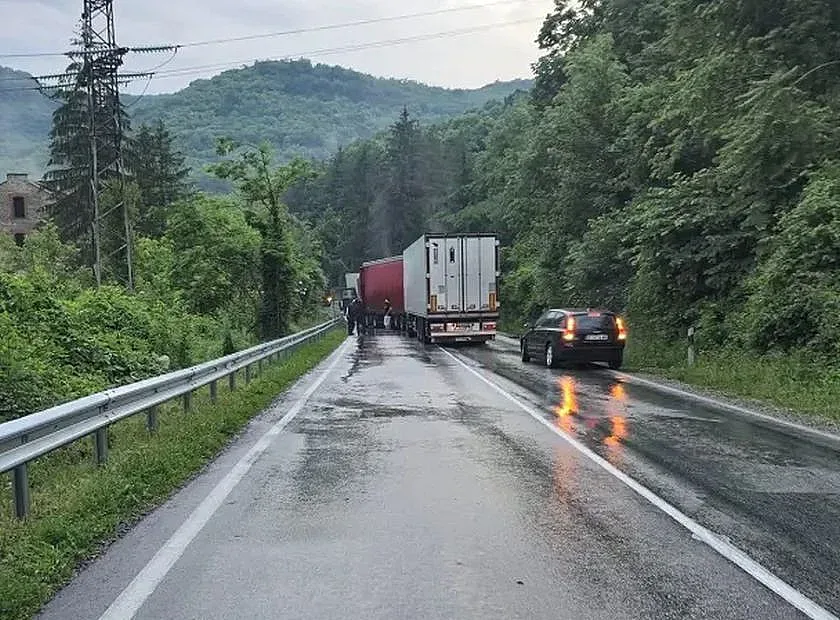 Шофьор загина! Тежка катастрофа блокира важен планински проход