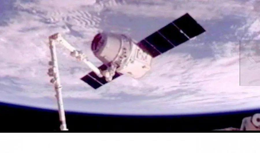 Първият частен космически кораб се скачи с международната станция