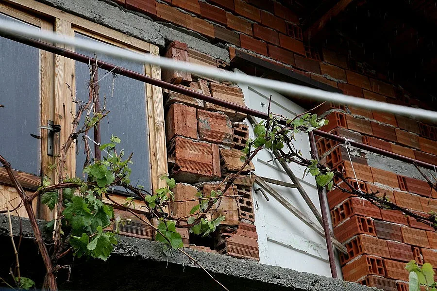 Майка и син в капан при земетресенията