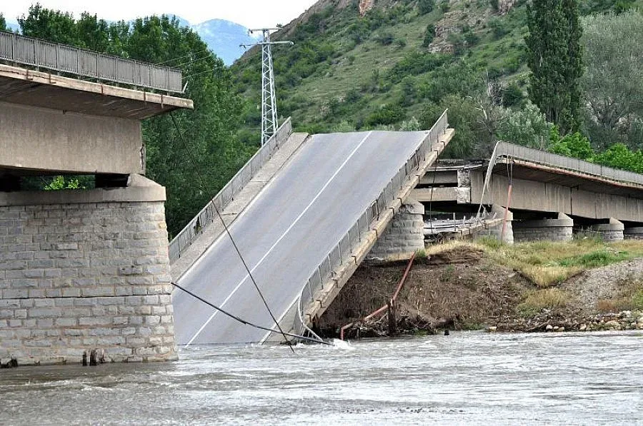 Мостът над Струма се цепнал след подкопаване