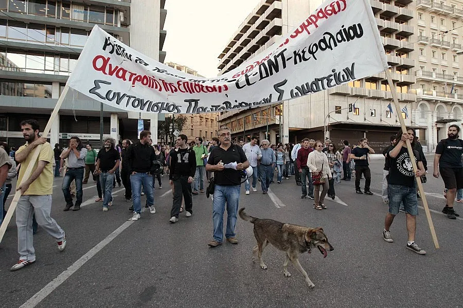 Гръцки нацисти нападат полицаи с булдозер