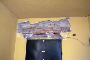Дават пари за поражения от труса по снимка 