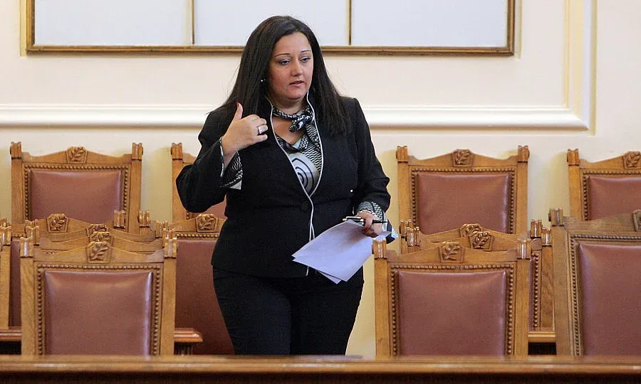 Помагат след труса първо на училищата и градините