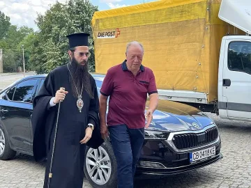 Митрополит Арсений с дарение за опожареното село Воден