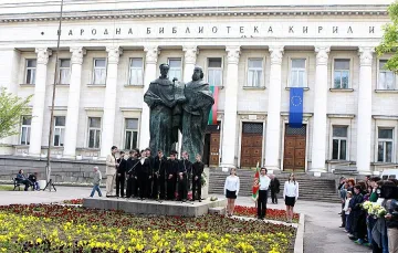 Пазят с камери китките пред Библиотеката