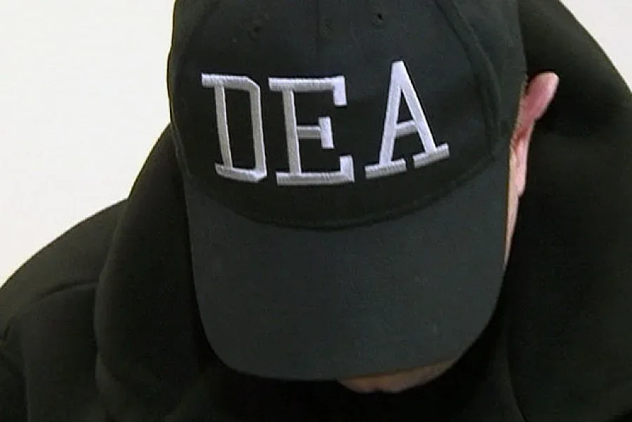 Монтьор и фризьорка перат пари от кока