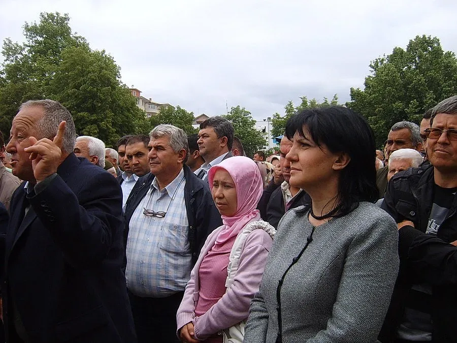 Не пуснаха Караянчева на трибуната в Джебел
