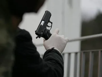 Един прострелян и двама арестувани след бой в заведение